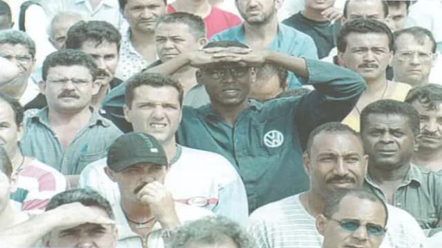 Operários participam de assembleia para discutir melhores condições de trabalho (21/11/01)