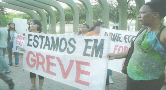 Professores fazem manifestação por reajuste de salário